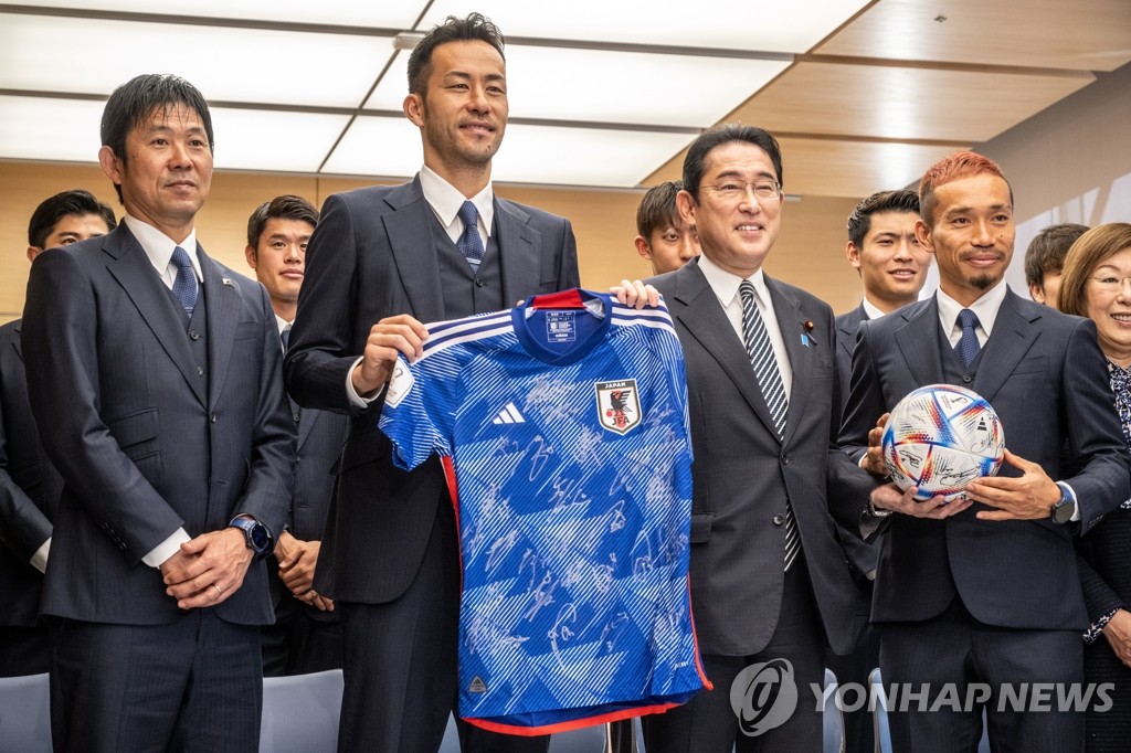 기시다 총리와 사진 촬영하는 일본 축구대표팀