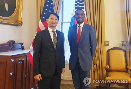 El jefe de comercio surcoreano con el subsecretario del Tesoro de EE. UU.