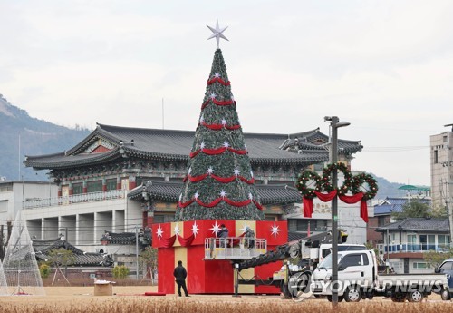 Instalación de un árbol navideño en Seúl