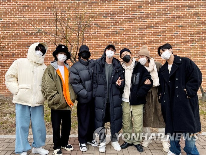 La foto sin fechar, capturada de imágenes publicadas en los medios sociales, muestra el grupo masculino de K-pop BTS durante la despedida de su miembro Jin, quien ingresó a una base de entrenamiento para cumplir su servicio militar obligatorio, el 13 de diciembre de 2022. (Prohibida su reventa y archivo)