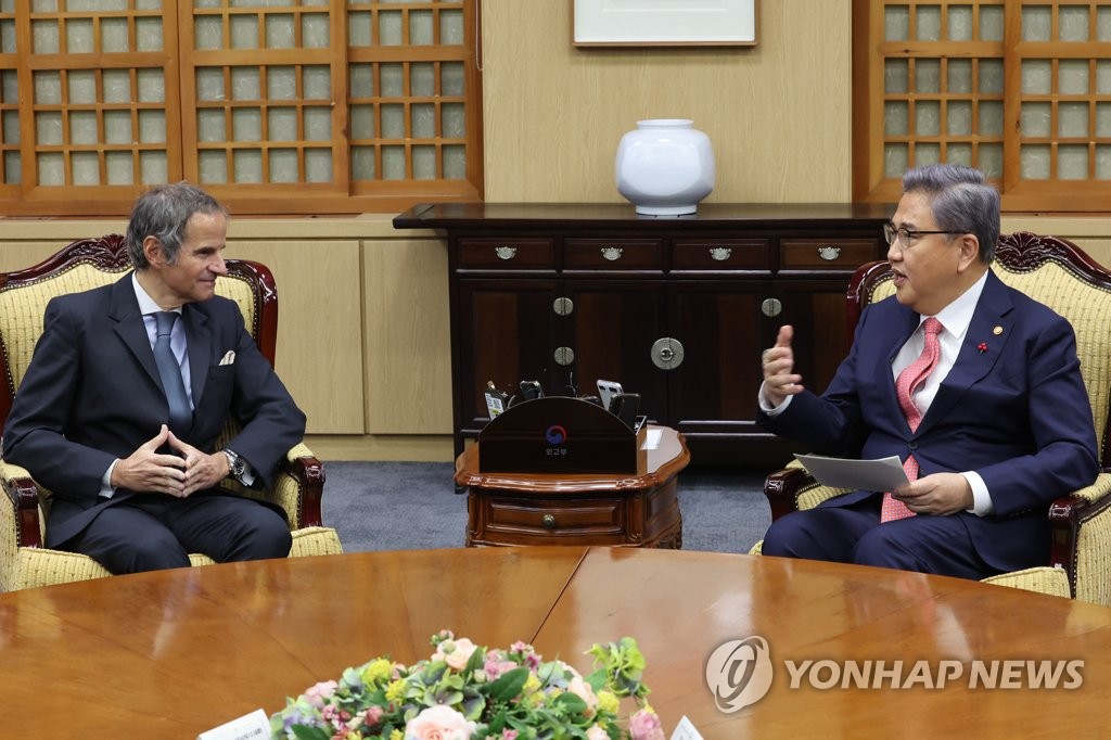 グロッシ氏（左）と会談する朴氏＝１５日、ソウル（聯合ニュース）