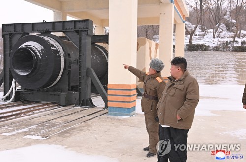 北 '괴물' 고체연료 ICBM 만드나…미니트맨-3보다 1단 추력 커