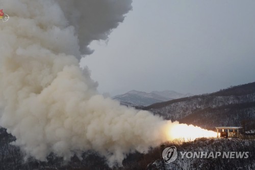 북한, 신형 고체ICBM용 엔진시험…김정은 "신형전략무기 출현기대"