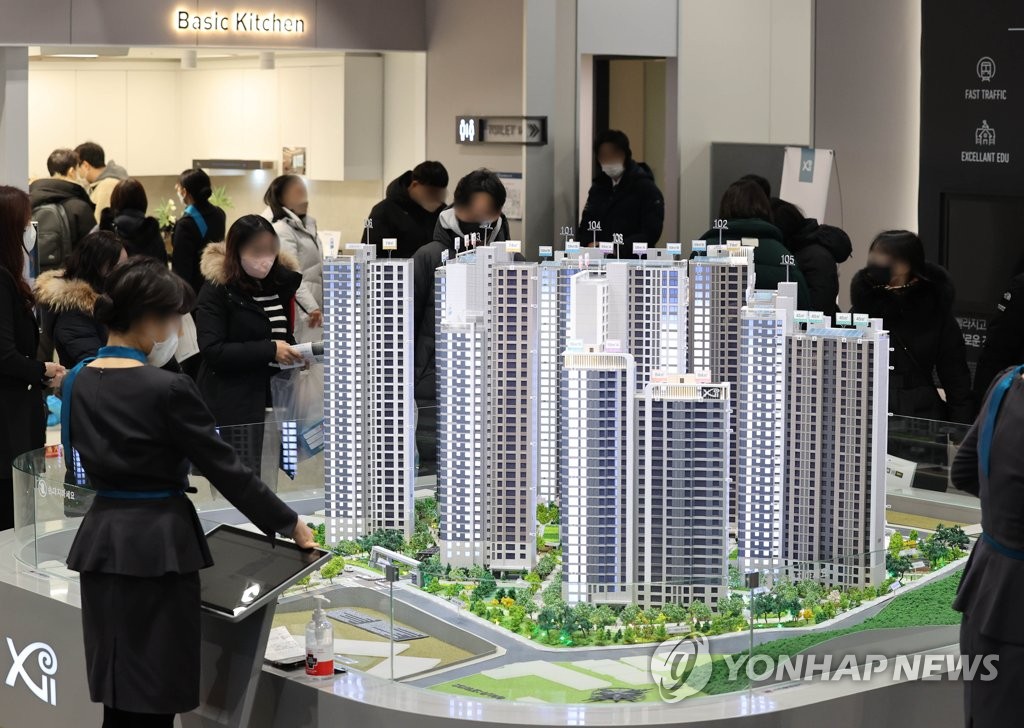 Potential homebuyers look at a model apartment complex in Seoul on Dec. 18, 2022. (Yonhap)