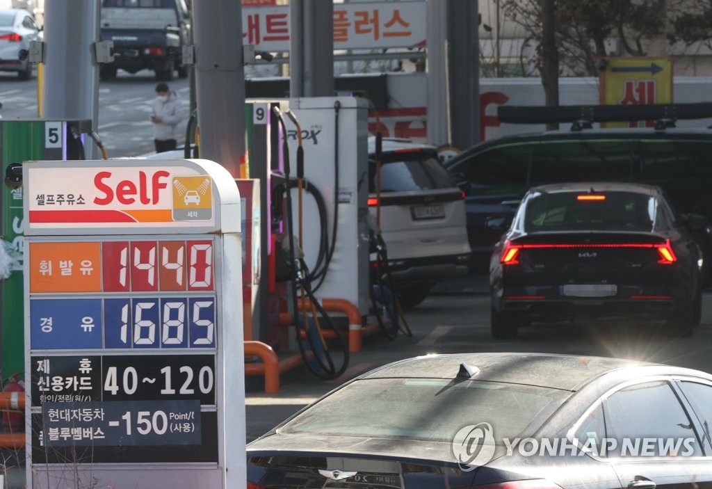 A signboard at a gas station shows gasoline prices at 1,440 won (US$1.10) per liter and diesel prices at 1,685 won a liter on Dec. 18, 2022. (Yonhap)