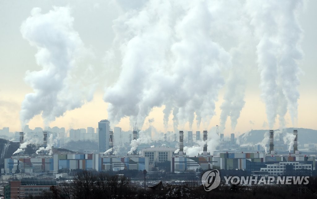 강추위에 발전소 굴뚝서 수증기 모락모락