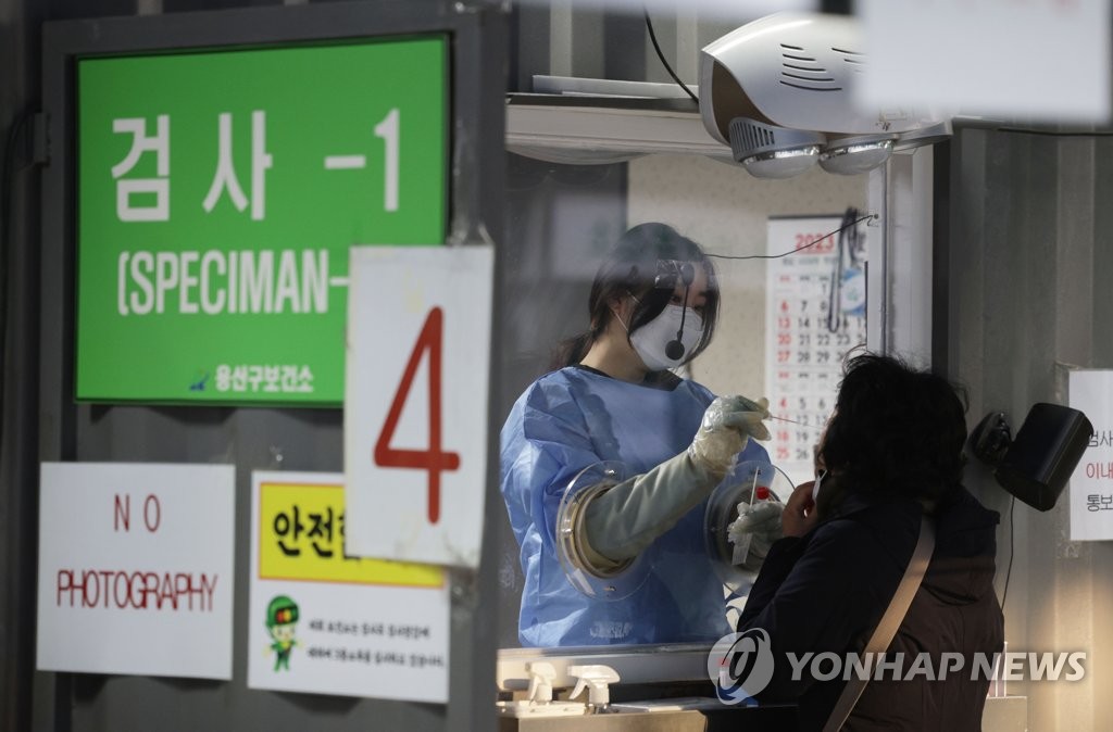 Una trabajadora médica realiza un examen de COVID-19, el 22 de diciembre de 2022, en una clínica provisional para exámenes de coronavirus en Seúl.