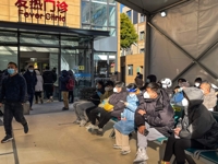 진료받기 위해 기다리는 中 시민들