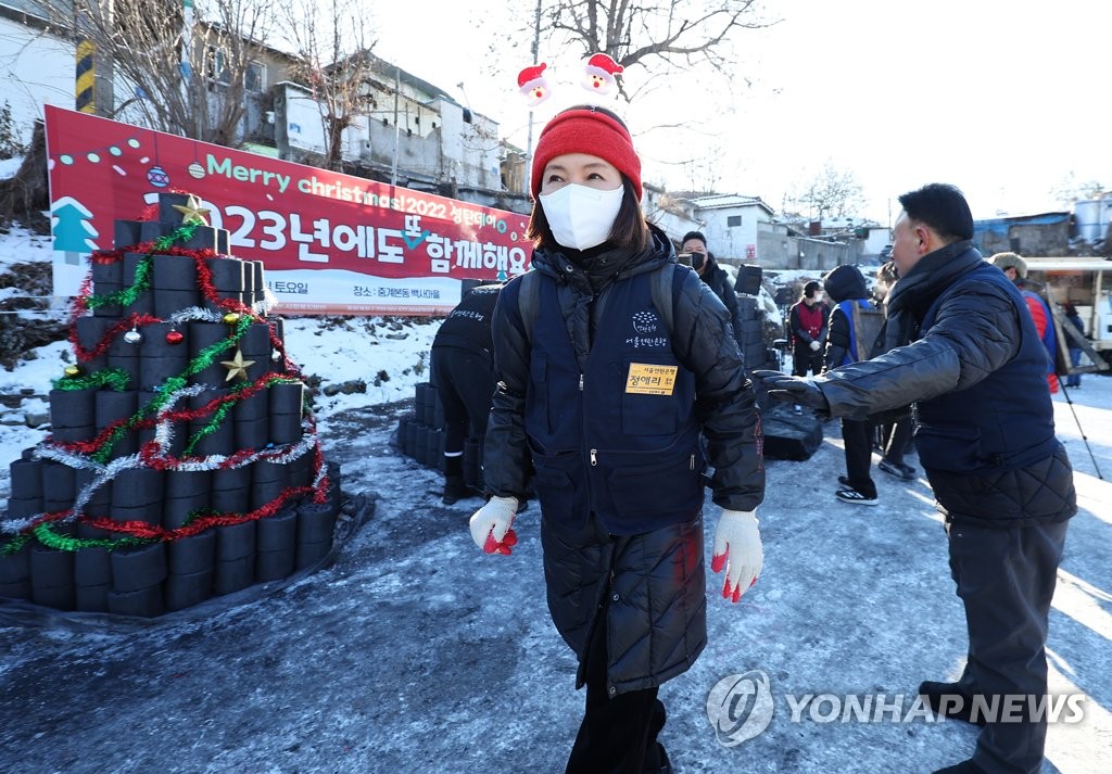 연탄 봉사활동하는 배우 정애리