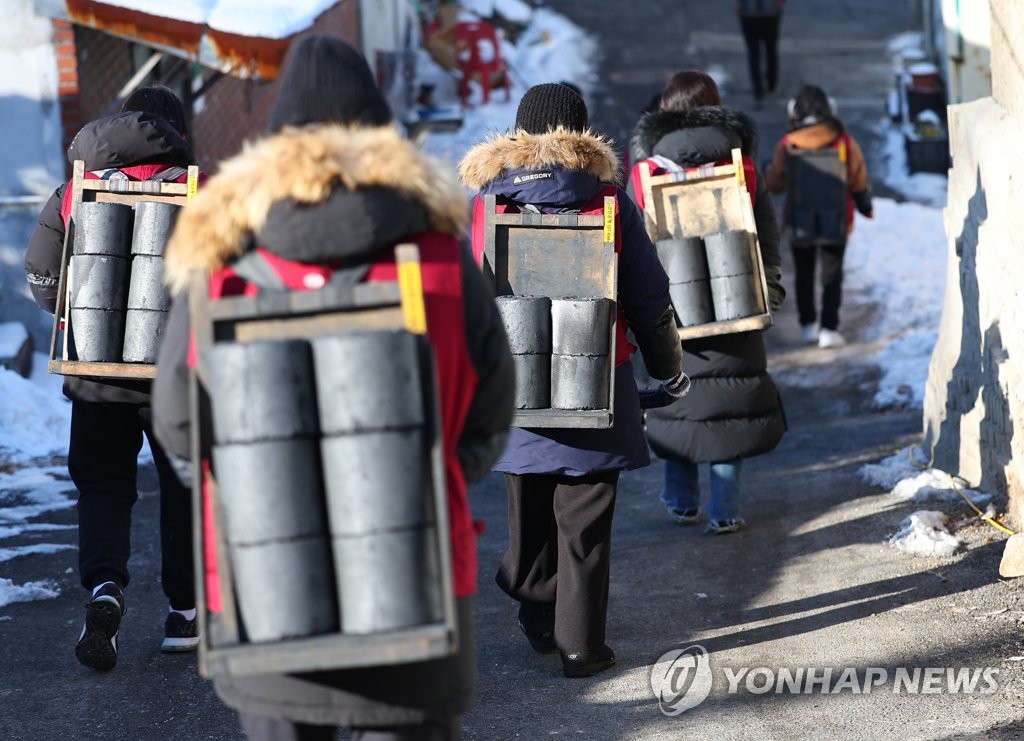 연말 따뜻한 나눔 실천하는 자원봉사자들