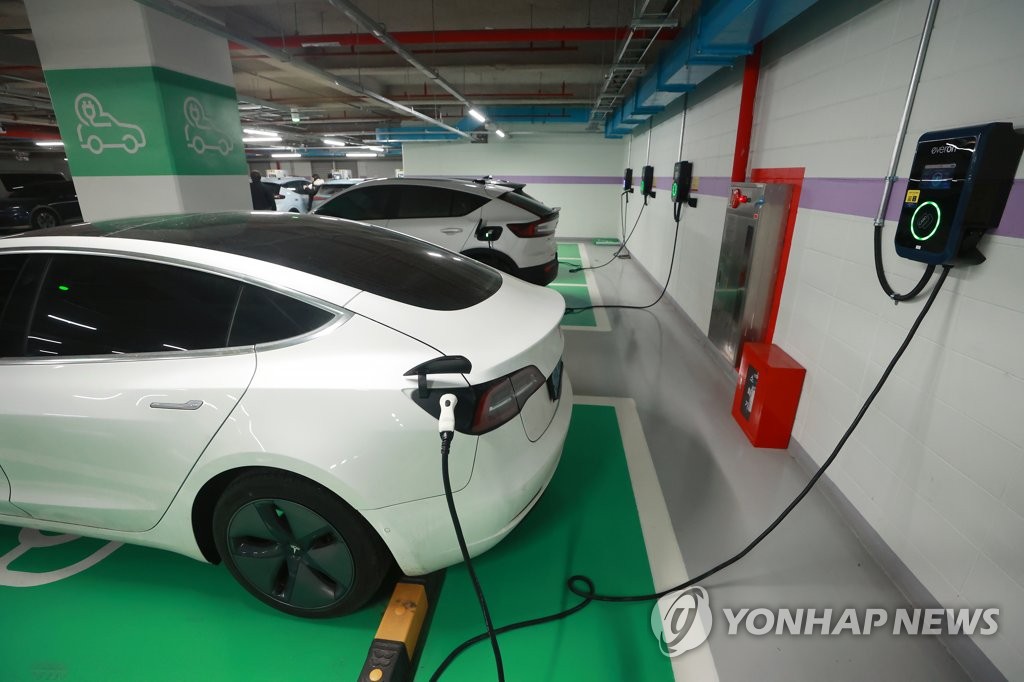 This file photo taken Dec. 25, 2022, shows electric vehicles at a charging station in Gangnam, southern Seoul. (Yonhap)