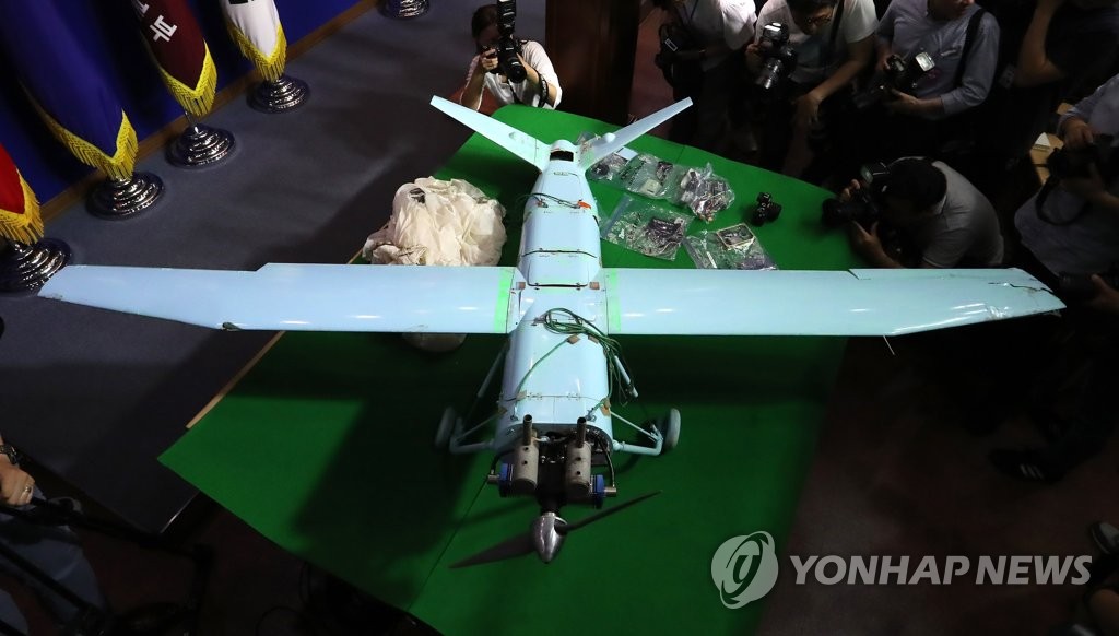 En esta foto de archivo se muestra un dron norcoreano que fue descubierto, en 2017, en una zona montañosa de la comarca nororiental de Inje, en la provincia surcoreana de Gangwon.