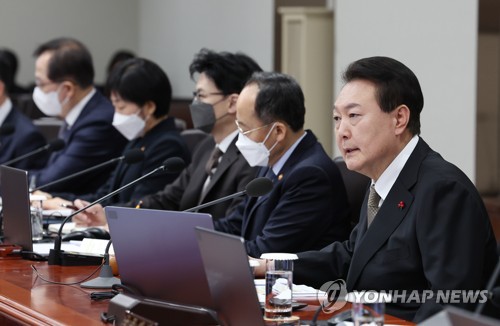 El presidente surcoreano, Yoon Suk Yeol (dcha.), habla, el 27 de diciembre de 2022, durante una reunión del Gabinete, en la oficina presidencial, en Seúl.