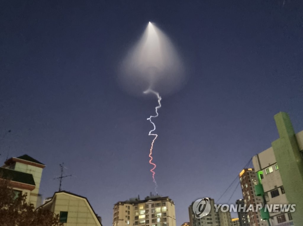 서울에서 관측된 고체 추진 우주발사체 시험비행 모습
