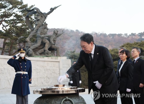 El presidente surcoreano, Yoon Suk Yeol (centro), visita, el 1 de enero de 2023, el Cementerio Nacional de Seúl.