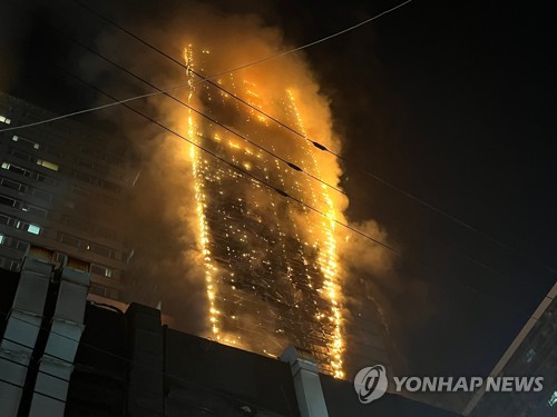 부산 도심 오피스텔 주차타워서 화재…42명 연기 흡입(종합2보)