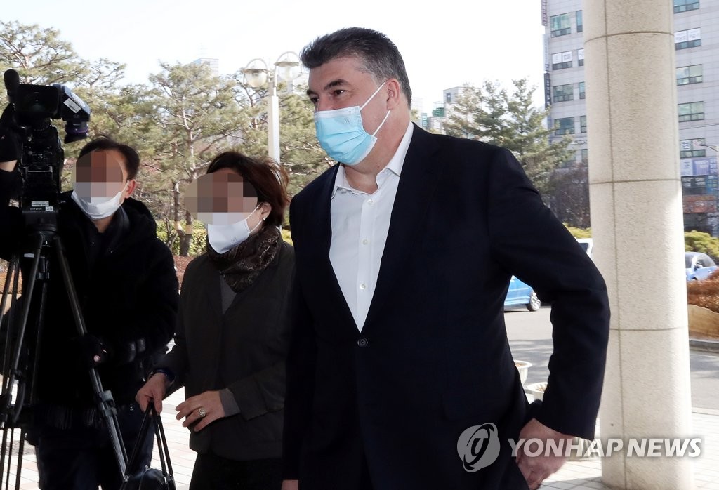 Kaher Kazem, a former CEO of GM Korea Co., enters the Incheon District Court for a ruling on Jan. 9, 2023 (Yonhap)
