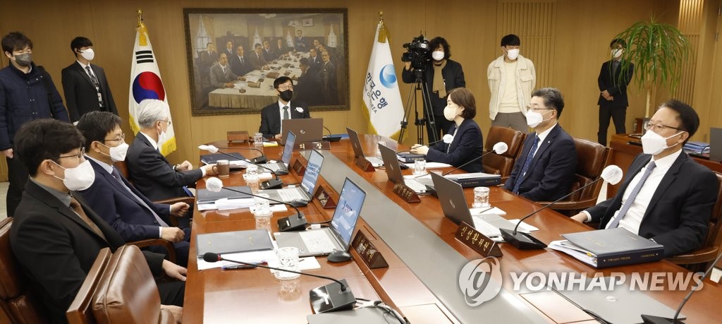 In this file photo, Bank of Korea Gov. Rhee Chang-yong (C, rear) presides over a Monetary Policy Committee meeting at the central bank in Seoul on Jan. 13, 2023. The central bank raised its policy rate by a quarter percentage point to 3.5 percent as it focuses on tackling persistently high inflation despite mounting worries over an economic slowdown. (Pool photo) (Yonhap)