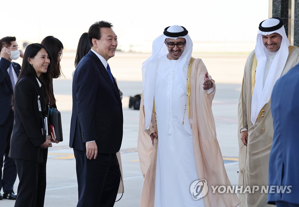 El presidente Yoon Suk Yeol es recibido por funcionarios de los Emiratos Árabes Unidos cuando llega al Aeropuerto Internacional de Abu Dabi en Abu Dabi, Emiratos Árabes Unidos, el 14 de enero de 2023. (Yonhap)
