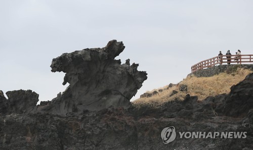 제주 흐리다 차차 맑아져…강한 바람 유의