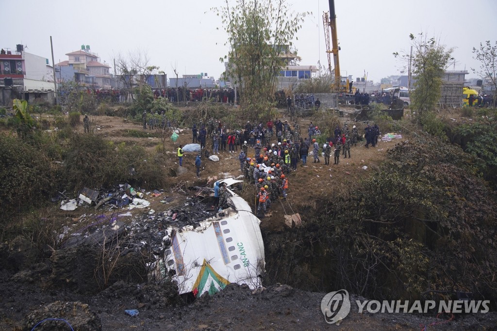 وزارة الخارجية تتأكد من جثتين يفترض أنهما لكوريين جنوبيين في حادث سقوط الطائرة النيبالية - 1