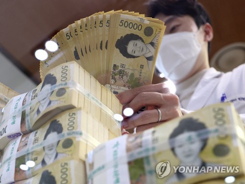 서울 중구 하나은행에 쌓인 5만원권