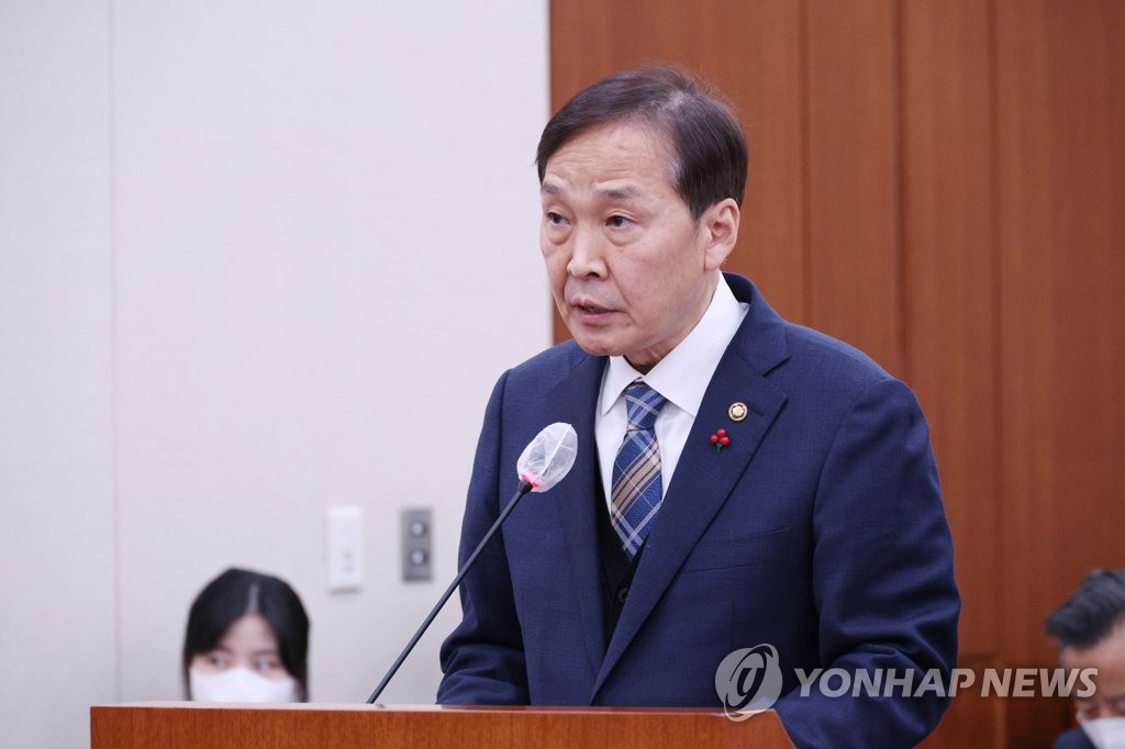 Le vice-ministre de l'Unification, Kim Ki-woong, prend la parole lors d'un compte-rendu à la commission parlementaire des affaires étrangères et de l'unification, le mardi 17 janvier 2023. 