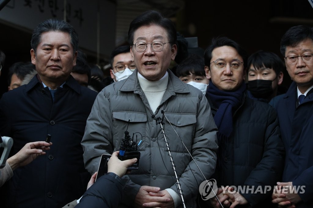 Main opposition Democratic Party leader Lee Jae-myung speaks to reporters during a visit to a traditional market in western Seoul on Jan. 18, 2023. (Pool photo) (Yonhap)