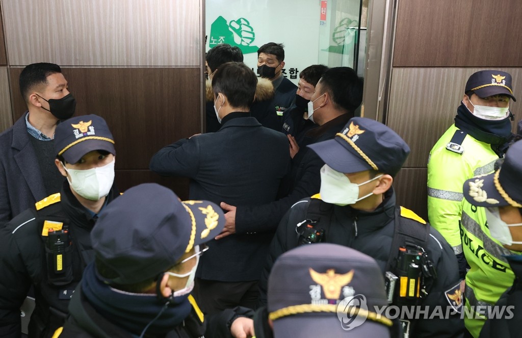 Police officers enter an office in Seoul of the construction union affiliated with the Korean Confederation of Trade Union on Jan. 19, 2023. (Yonhap) 