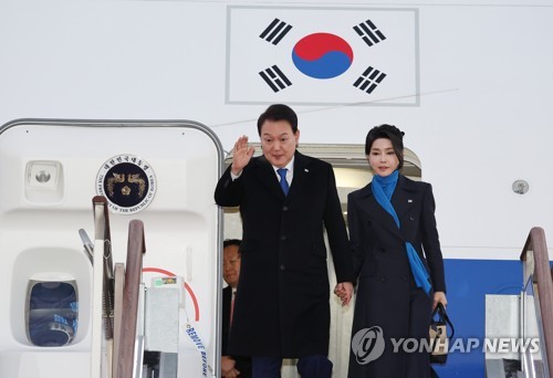 ソウル空港に到着した尹大統領夫妻＝２１日、ソウル（聯合ニュース）