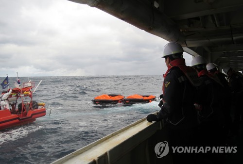 홍콩 화물선 침몰 현장서 야간 수색…8명 실종·2명 사망(종합3보)