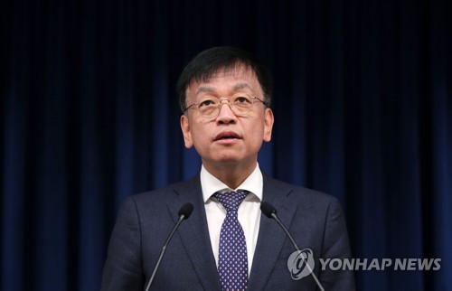 Choi Sang-mok, jefe secretario presidencial para asuntos económicos, habla sobre una serie de medidas para ayudar a los hogares empobrecidos a hacer frente al alza en los costes de calefacción, durante una conferencia de prensa celebrada, el 26 de enero de 2023, en la oficina presidencial, en Seúl.