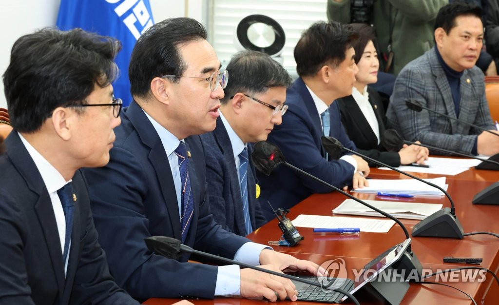 원내대책회의 발언하는 박홍근 원내대표