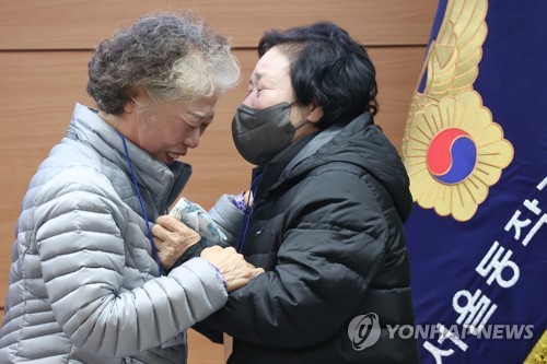 '재회의 눈물'…서울 전차서 미아된 두 자매 58년만에 가족 품에 