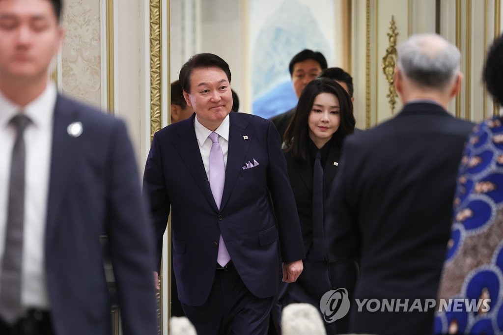 주한 외교단을 위한 신년인사회 입장하는 윤석열 대통령 내외