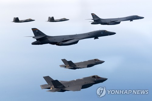 كوريا الجنوبية والولايات المتحدة تجريان تدريبات جوية مشتركة تضم قاذفة قنابل استراتيجية أمريكية