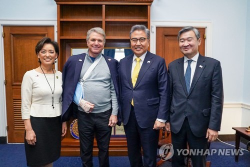 South Korean Foreign Minister Park Jin (2nd from R) and South Korean Ambassador to the U.S. Cho Tae-yong (R) pose for a photo with Rep. Michael McCaul (2nd from L), chairman of the House Foreign Affairs Committee, and Rep. Young Kim during their meeting in Washington on Feb. 2, 2023, in this file photo provided by the ministry. (PHOTO NOT FOR SALE) (Yonhap)