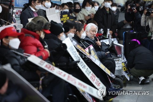 전장연 지하철시위 재차 유보…서울시와 협의 물꼬