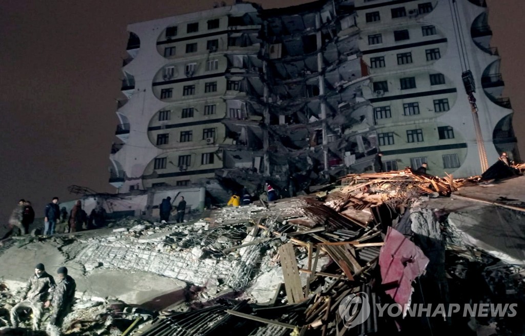 7.8 강진으로 붕괴한 튀르키예 건물