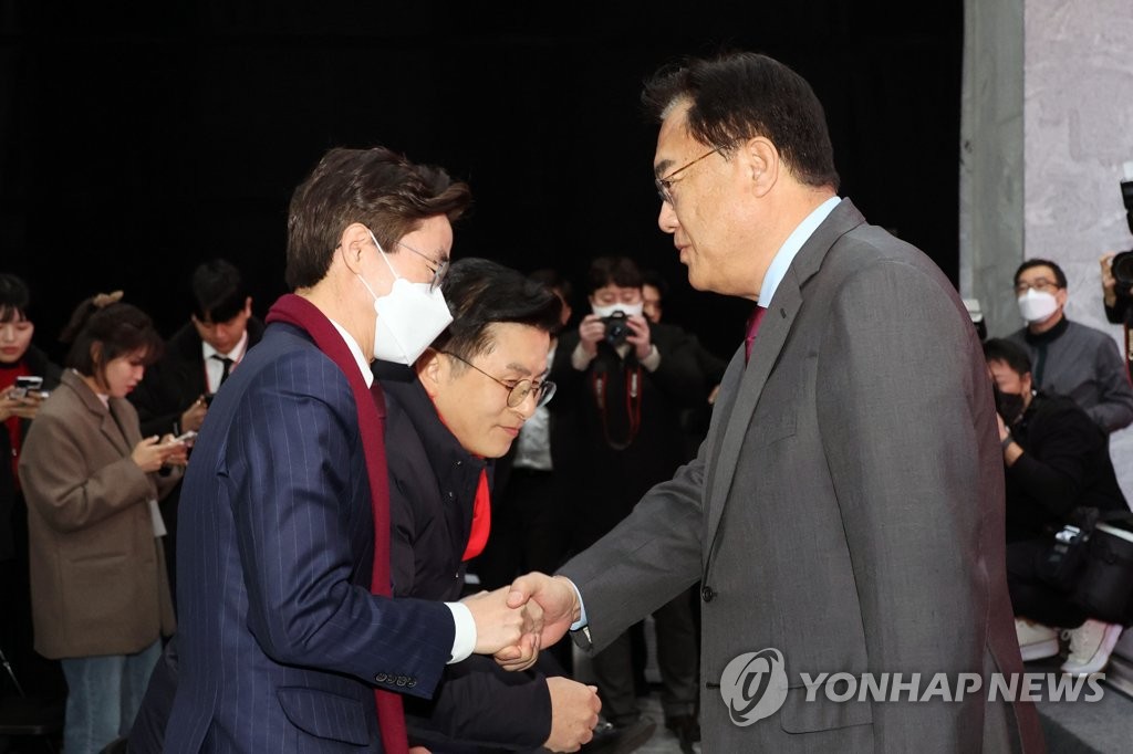당대표 후보들과 인사하는 정진석 비대위원장