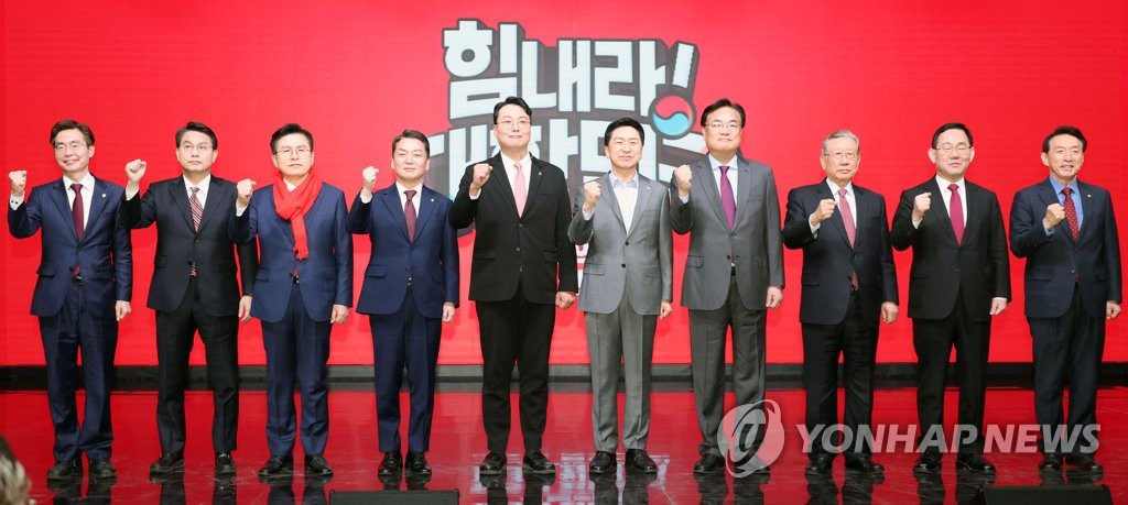 Candidates running for the chair of the ruling People Power Party -- (from L to R) Cho Kyoung-tae, Yoon Sang-hyun, Hwang Kyo-ahn, Ahn Cheol-soo, Cheon Ha-ram and Kim Gi-hyeon -- pose for a photo with the party's leadership during an event in Seoul on Feb. 7, 2023, to present their visions ahead of its leadership race scheduled for March 8. (Pool photo) (Yonhap)