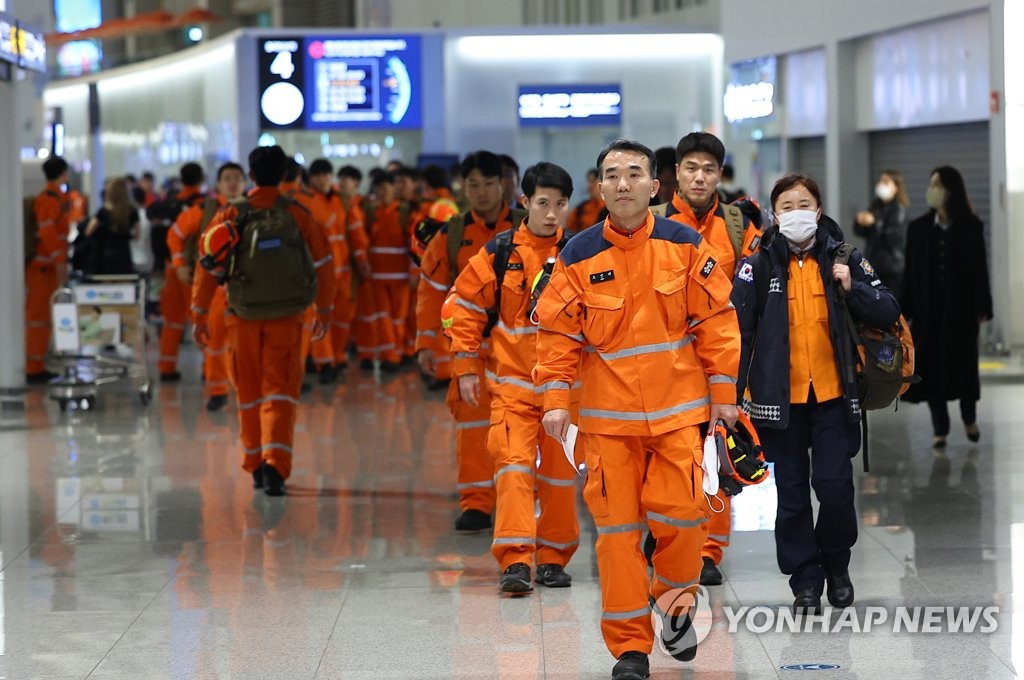 A South Korean rescue team departs Incheon International Airport, west of Seoul, for quake-devastated Turkey on the night of Feb. 7, 2023. The members are from the foreign and defense ministries, National Fire Service, Special Warfare Command and Korea International Cooperation Agency. (Yonhap)