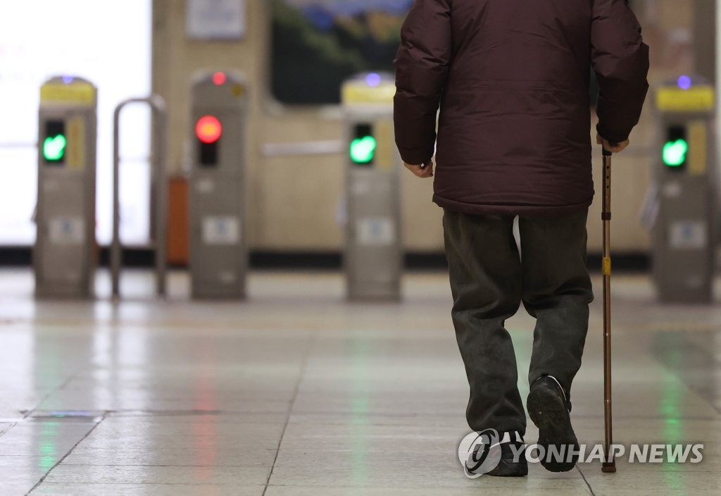지하철 종로3가역에 한 노인이 개찰구를 향해 걸어가고 있다. [연합뉴스 자료사진]