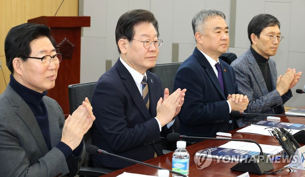 Lee Jae-myung (2e depuis la g.), le chef de la principale formation de l'opposition, le Parti démocrate (PD), lors d'une cérémonie de lancement d'un comité spécial pour le développement équlibré de la nation le jeudi 9 février 2023 à l'Assemblée nationale à Séoul. 