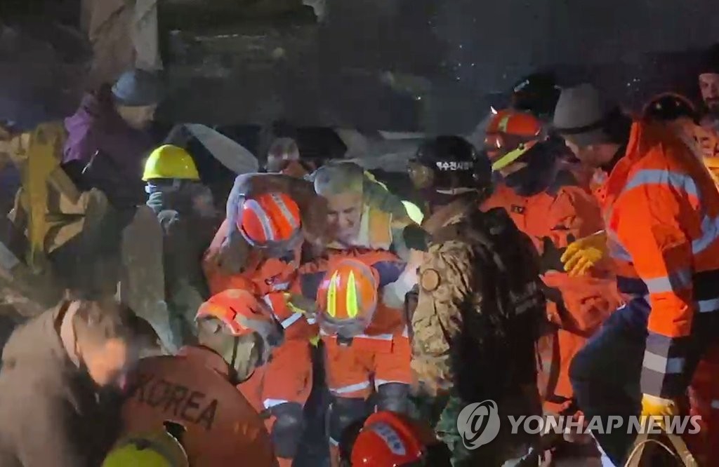 한국 긴급구호대, 튀르키예 구호 활동서 생존자 첫 구조