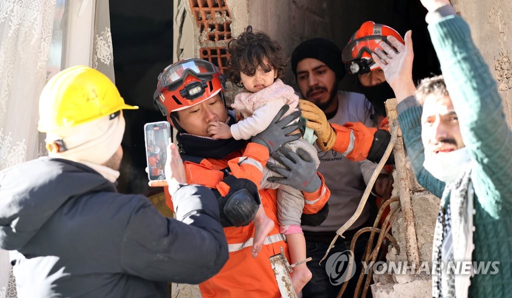 2세 소녀 구조하는 한국긴급구호대