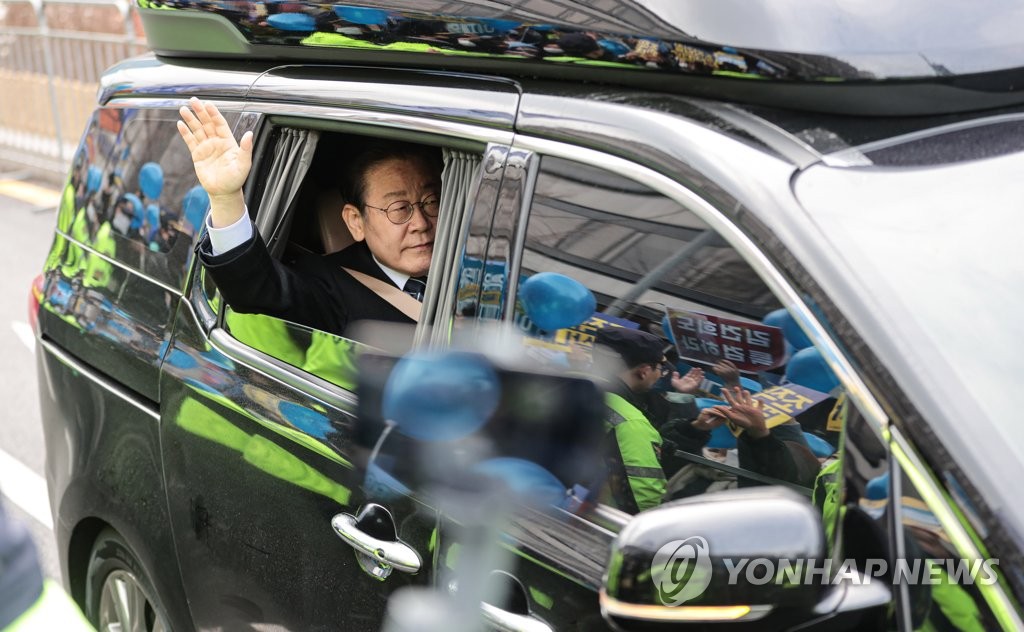 Democratic Party Chair Lee Jae-myung waves to supporters as he heads to the Seoul Central Prosecutors Office in southern Seoul on Feb. 10, 2023, for questioning in a development corruption investigation. (Yonhap)
