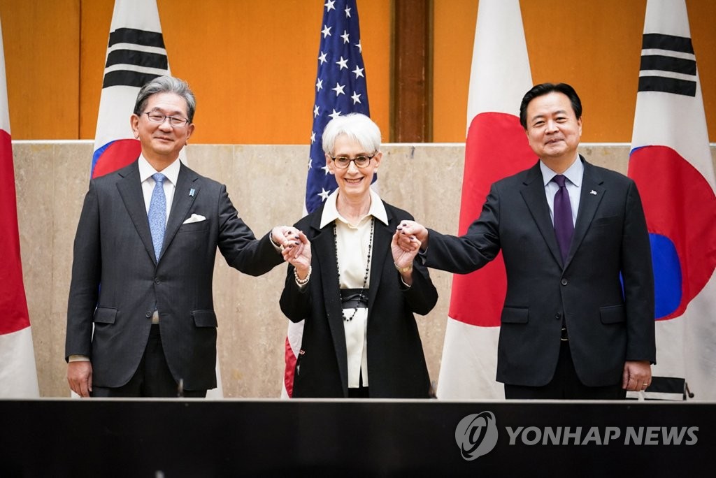 En esta foto, proporcionada por la Embajada de Corea del Sur en los EE. UU., se muestra al entonces primer viceministro de Relaciones Exteriores de Corea del Sur, Cho Hyun-dong (derecha), que actualmente se desempeña como embajador en los EE. UU., posando para una foto con la subsecretaria de Estado de los EE. UU., Wendy Sherman ( C) y el viceministro de Relaciones Exteriores de Japón, Takeo Mori, durante sus conversaciones en el Departamento de Estado de EE. UU. en Washington el 13 de febrero de 2023. (FOTO NO A LA VENTA) (Yonhap)