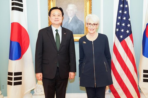 نائبة وزير الخارجية الأمريكية تدعم مساعي كوريا الجنوبية لتحسين العلاقات مع اليابان