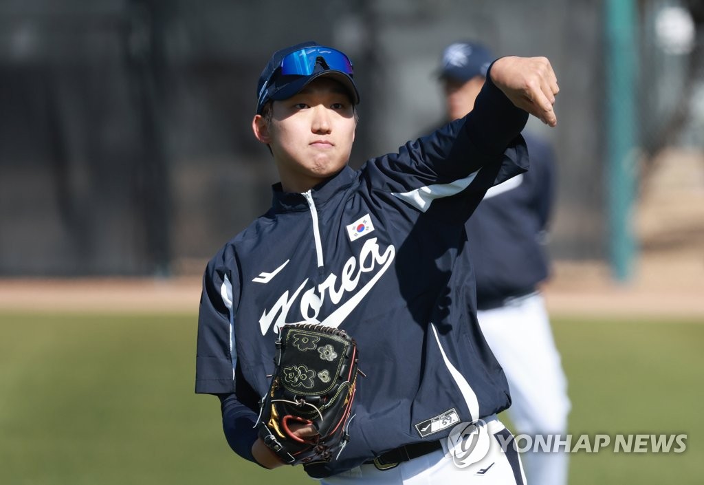 South Korean pitcher Koo Chang-mo plays catch during a practice session for the World Baseball Classic at Kino Sports Complex in Tucson, Arizona, on Feb. 15, 2023. (Yonhap)